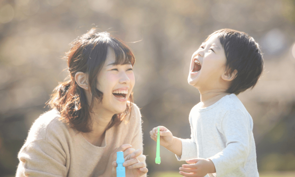 少しずつ安心を取り戻すお母さんのイメージ